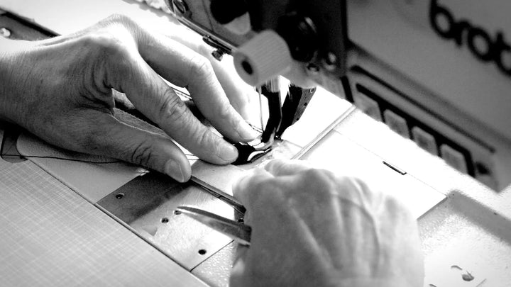 Handwerkskunst - feine deutsche Handarbeit bei der HErstellung von Schmuckkästchen in der Manufaktur Sacher